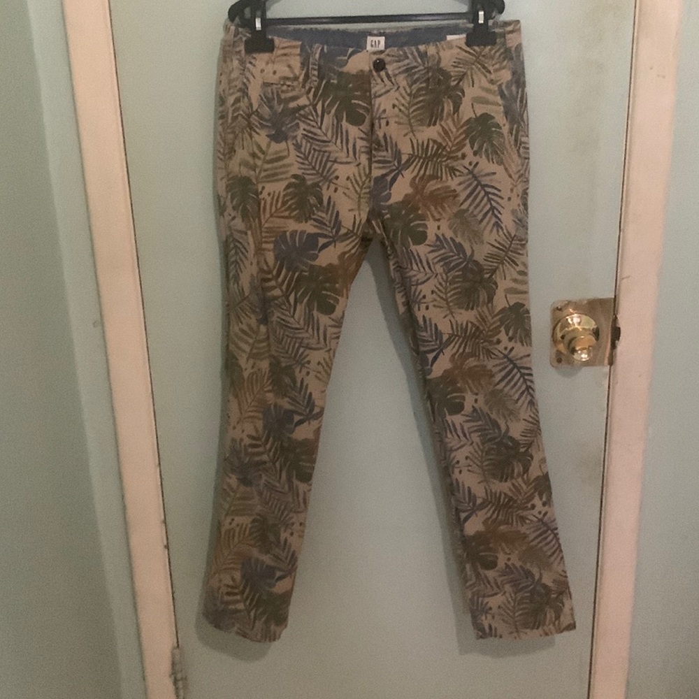 Selling men gap cargo pants any questions ask 🙂💕